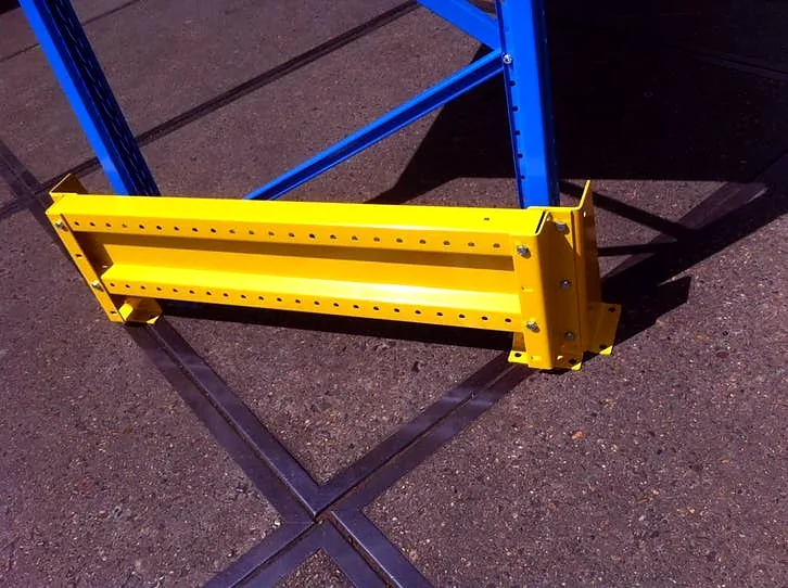 Gele aanrijbeveiliging rond de voet van een blauwe palletstelling