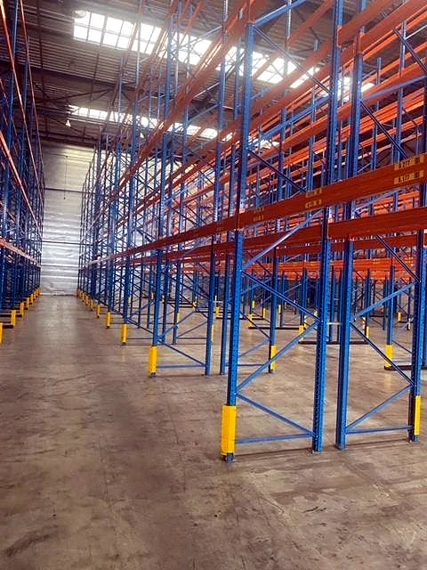Gang tussen palletstellingen